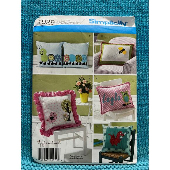 Simplicity 1929 decorative pillow pattern - Picture 1 of 5